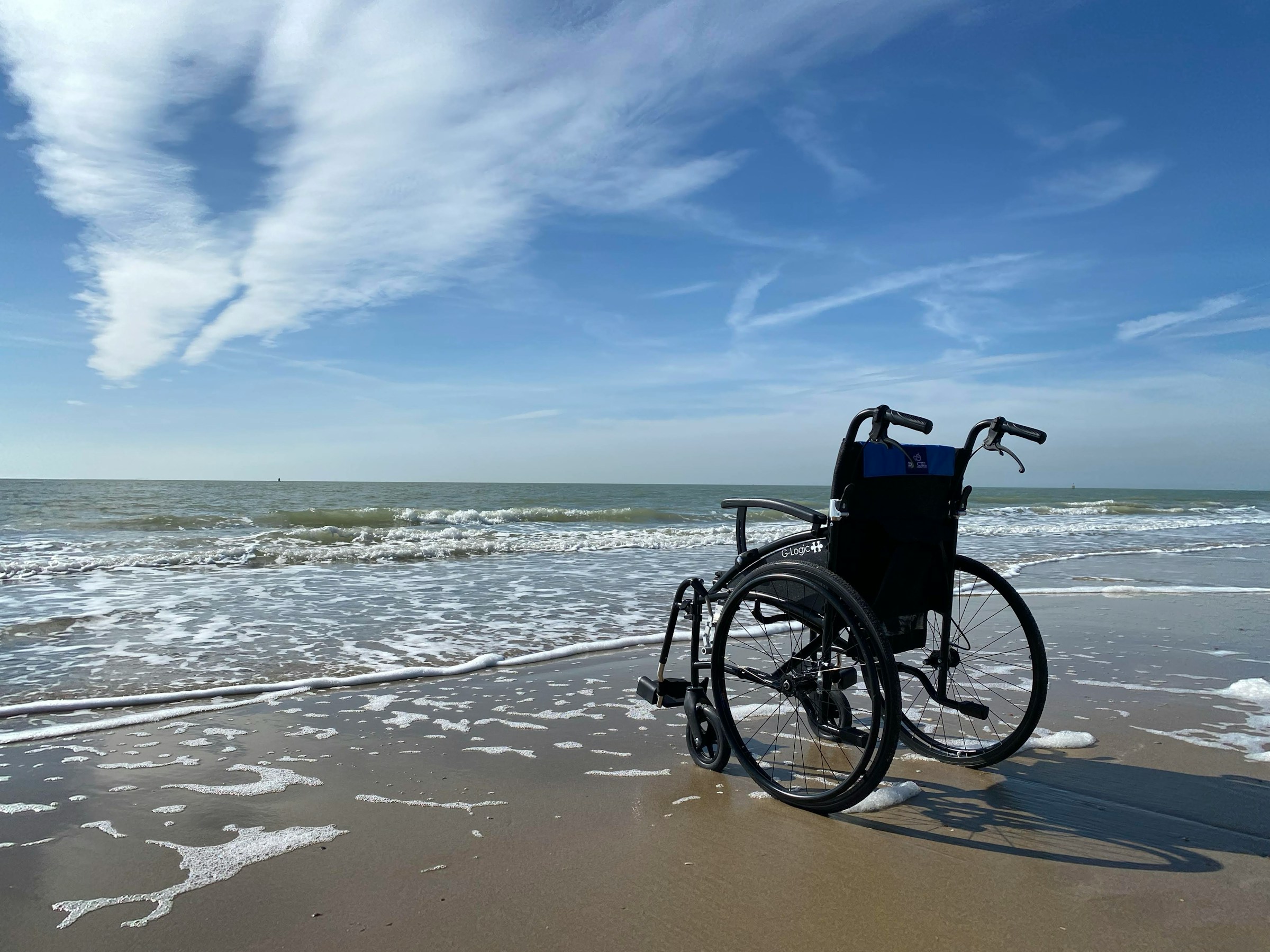 Silla de ruedas en la orilla de la playa